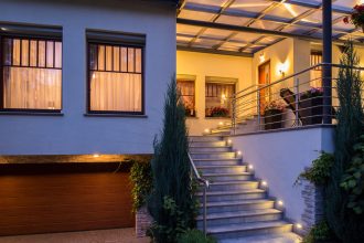 Escalier extérieur rénové avec surfaces antidérapantes et bon drainage