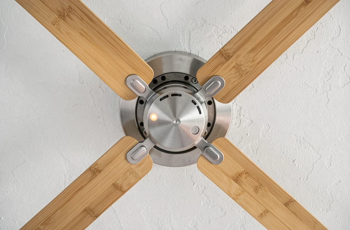 Détail du moteur et des pales en bambou d'un ventilateur de plafond design et silencieux