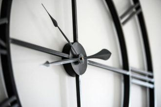Horloge géante décorative accentuant l'espace intérieur et son ambiance